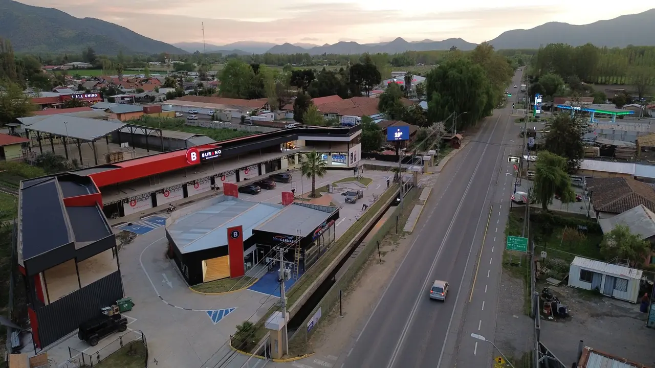 Vista aérea de Burano Mall Coltauco al atardecer, sobre la Ruta H-30 y con la cordillera al fondo