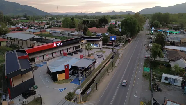 Vista aérea de Burano Mall Coltauco al atardecer, sobre la Ruta H-30