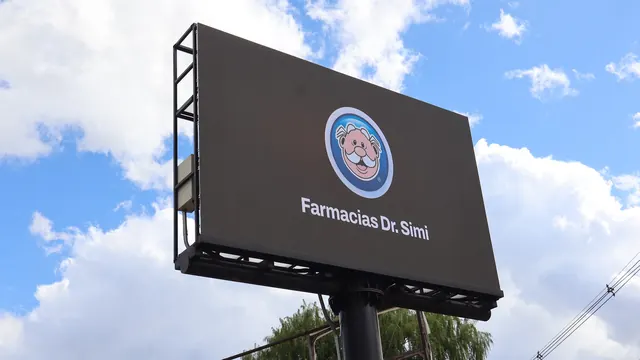 Letrero de Farmacias Dr. Simi en Burano Mall Coltauco