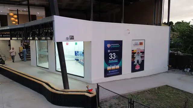 Local de Farmacia Dr. Simi en Burano Mall, con sus vitrinas iluminadas