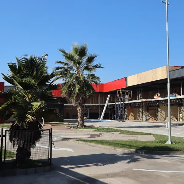 Panorámica de los locales con techo rojo y palmeras